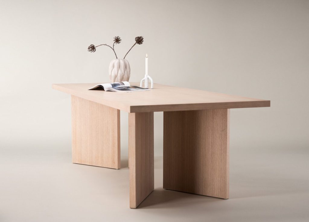 Table à manger rectangulaire Bassholmen blanchi mise en scène dans une salle à manger