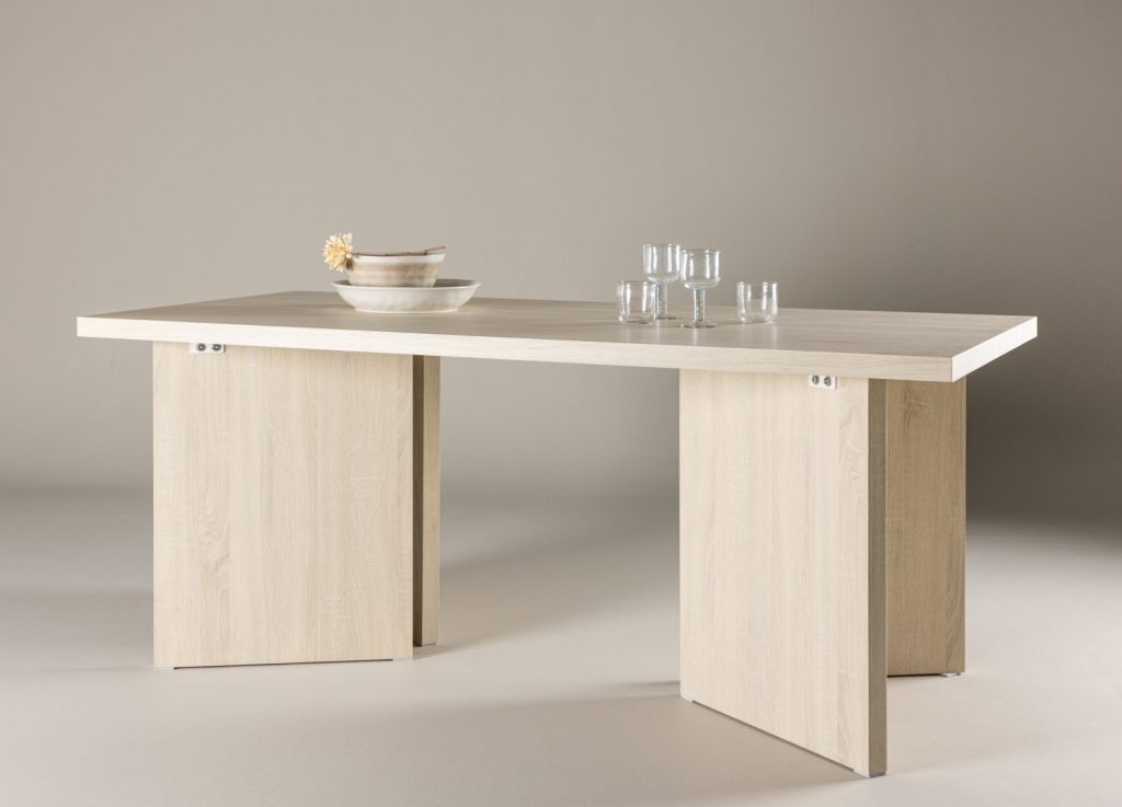 Table à manger rectangulaire Bassholmen blanchi mise en scène dans une salle à manger