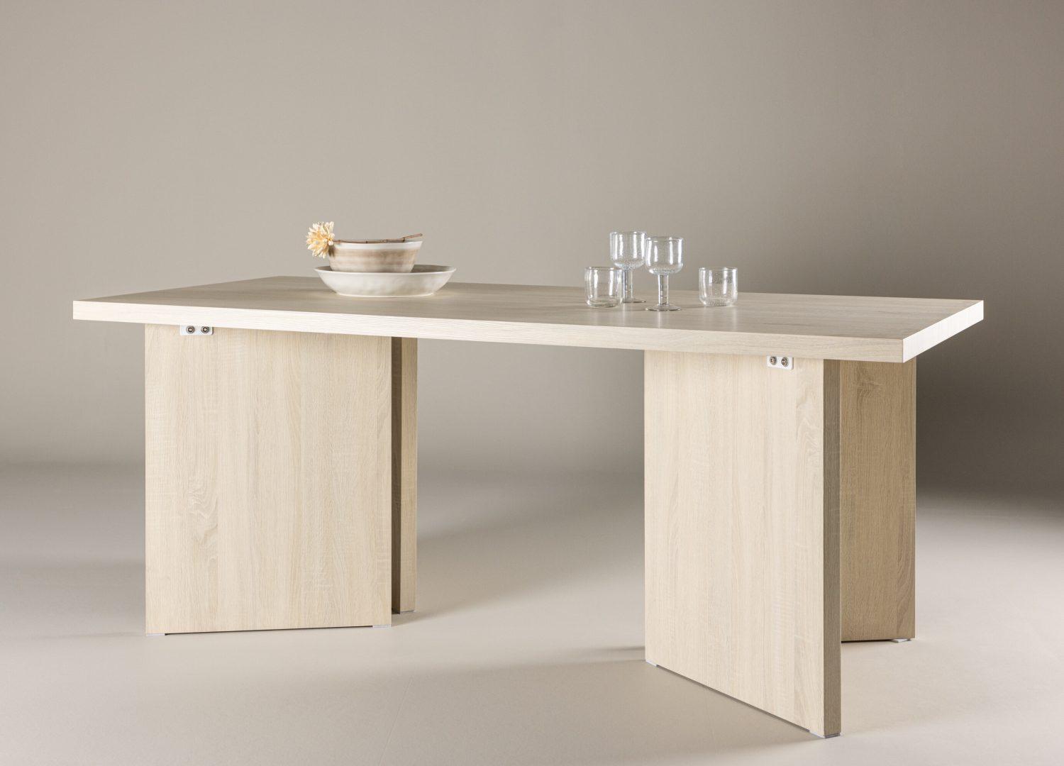 Table à manger rectangulaire Bassholmen blanchi mise en scène dans une salle à manger