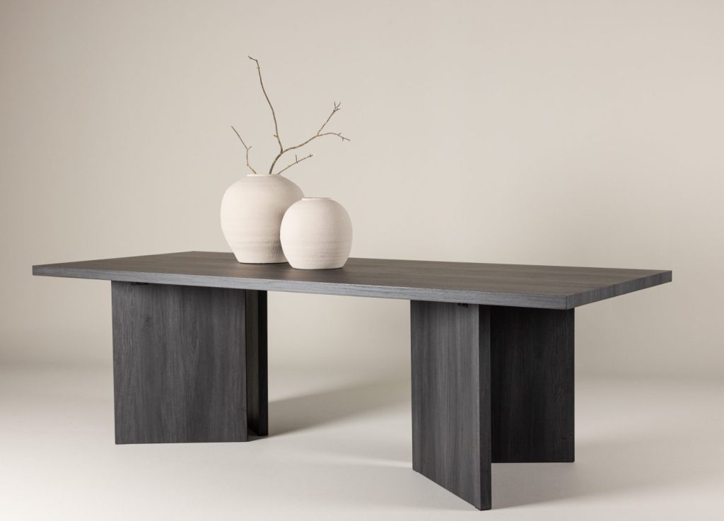 Table à manger rectangulaire Bassholmen noir mise en scène dans une salle à manger