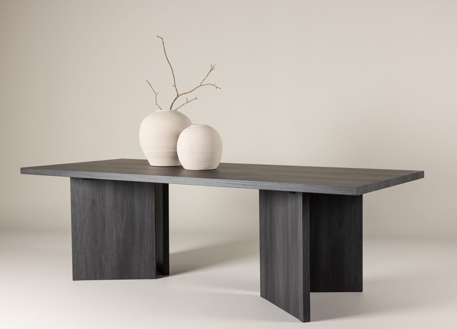 Table à manger rectangulaire Bassholmen noir mise en scène dans une salle à manger