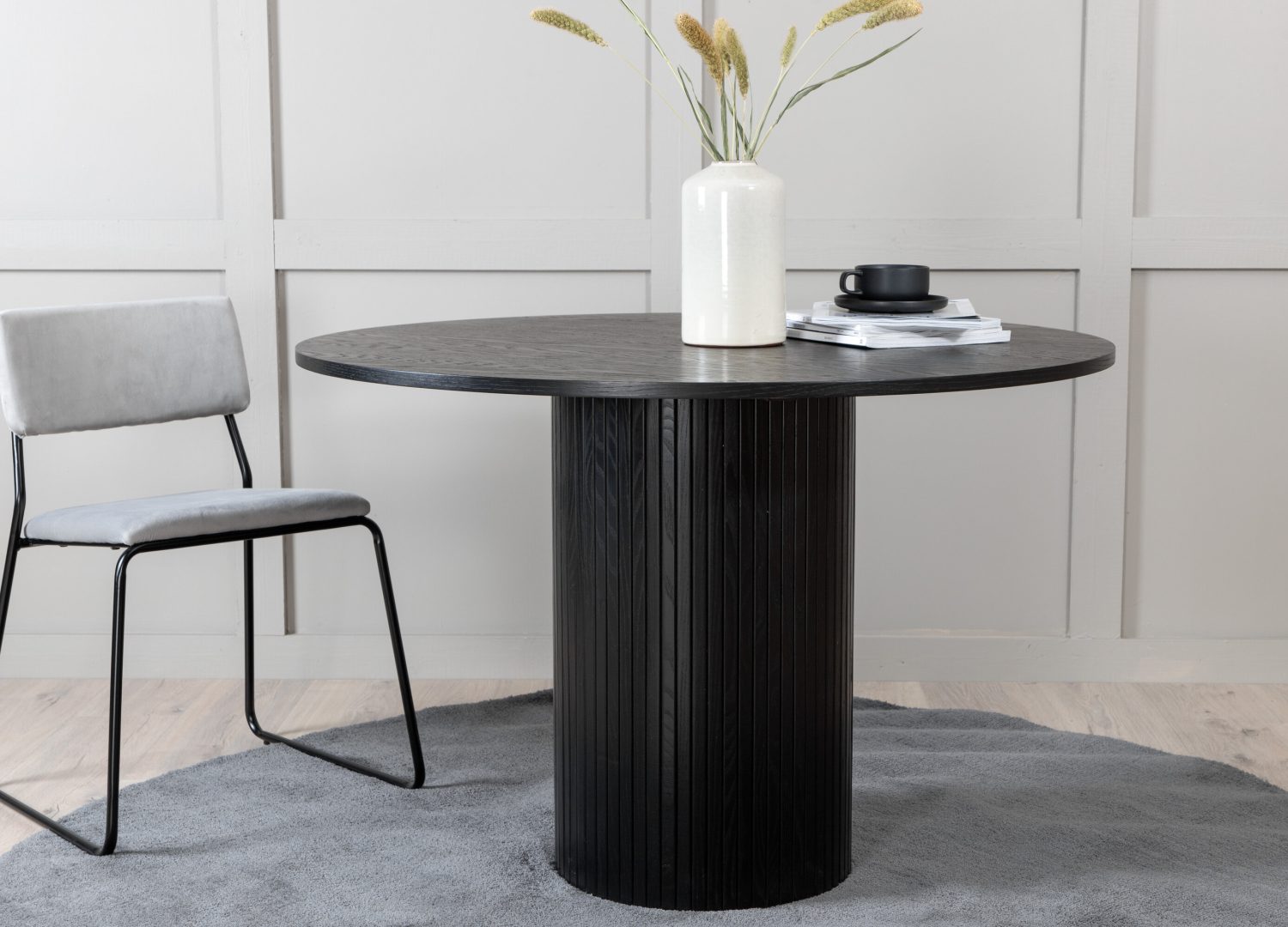 Table à manger ronde Bianca noir mise en scène dans une salle à manger