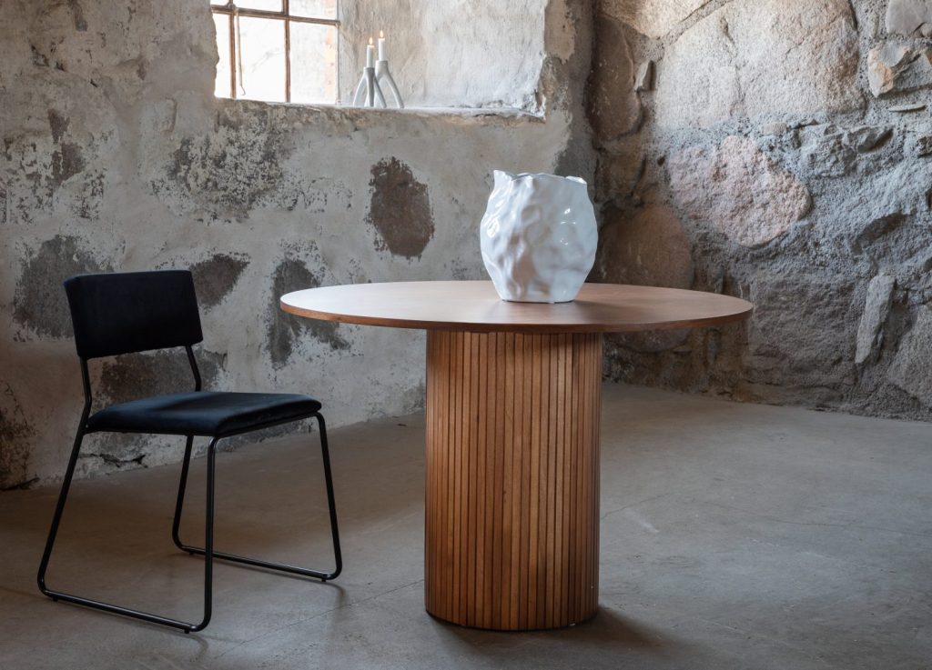 Table à manger ronde Bianca noyer mise en scène dans une salle à manger