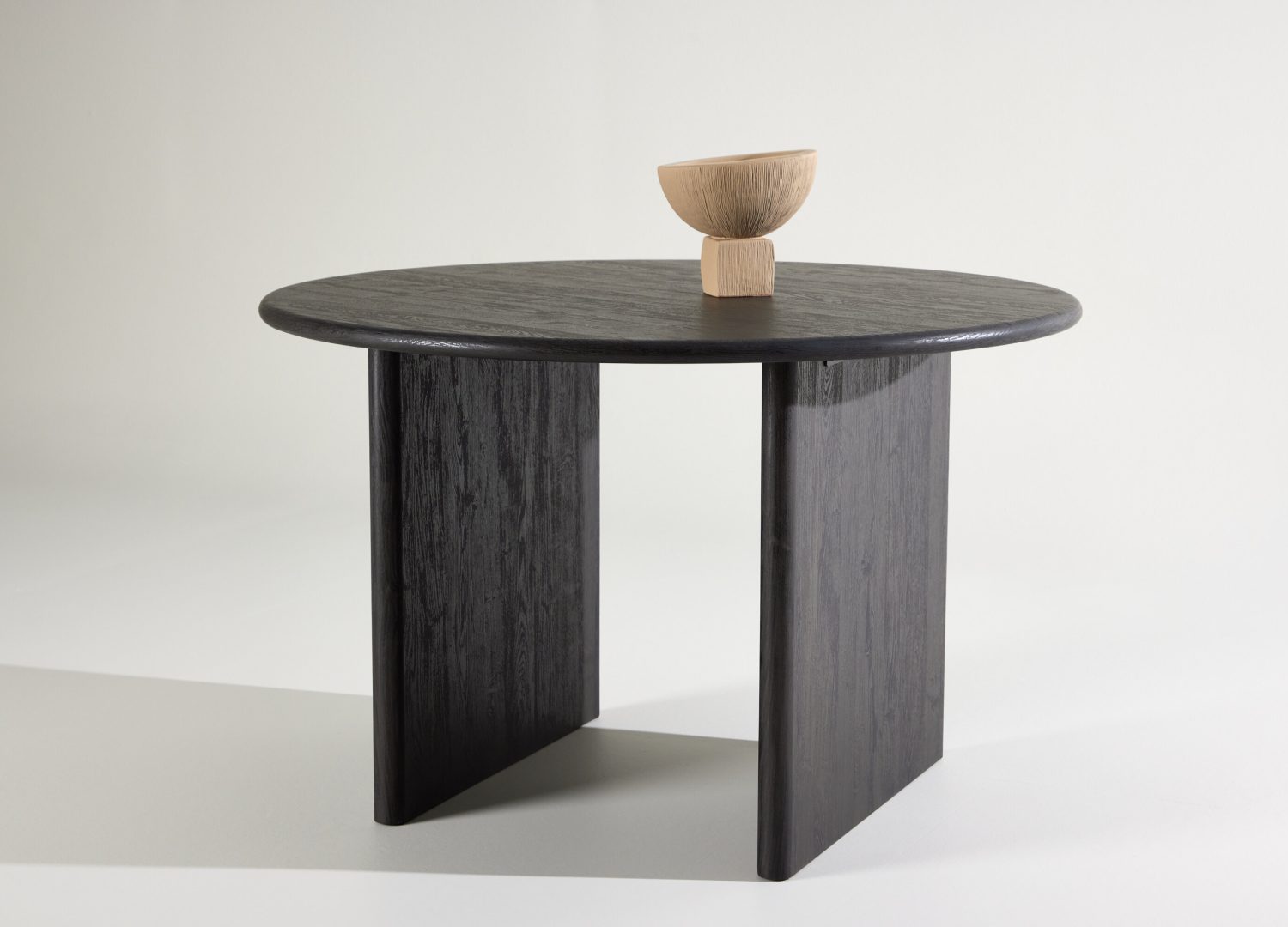 Table à manger ronde Björholmen noir mise en scène dans une salle à manger