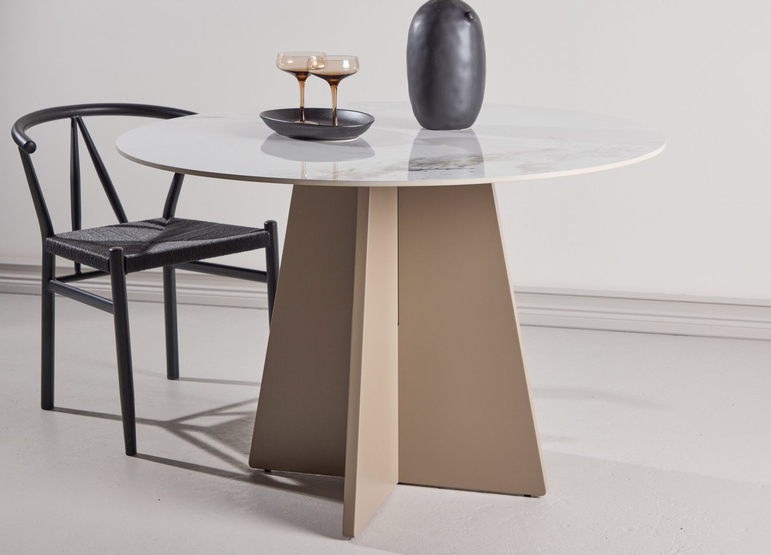 Table à manger ronde Bootcut beige mise en scène dans une salle à manger