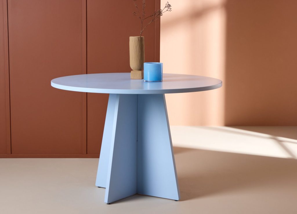 Table à manger ronde Bootcut bleu mise en scène dans une salle à manger