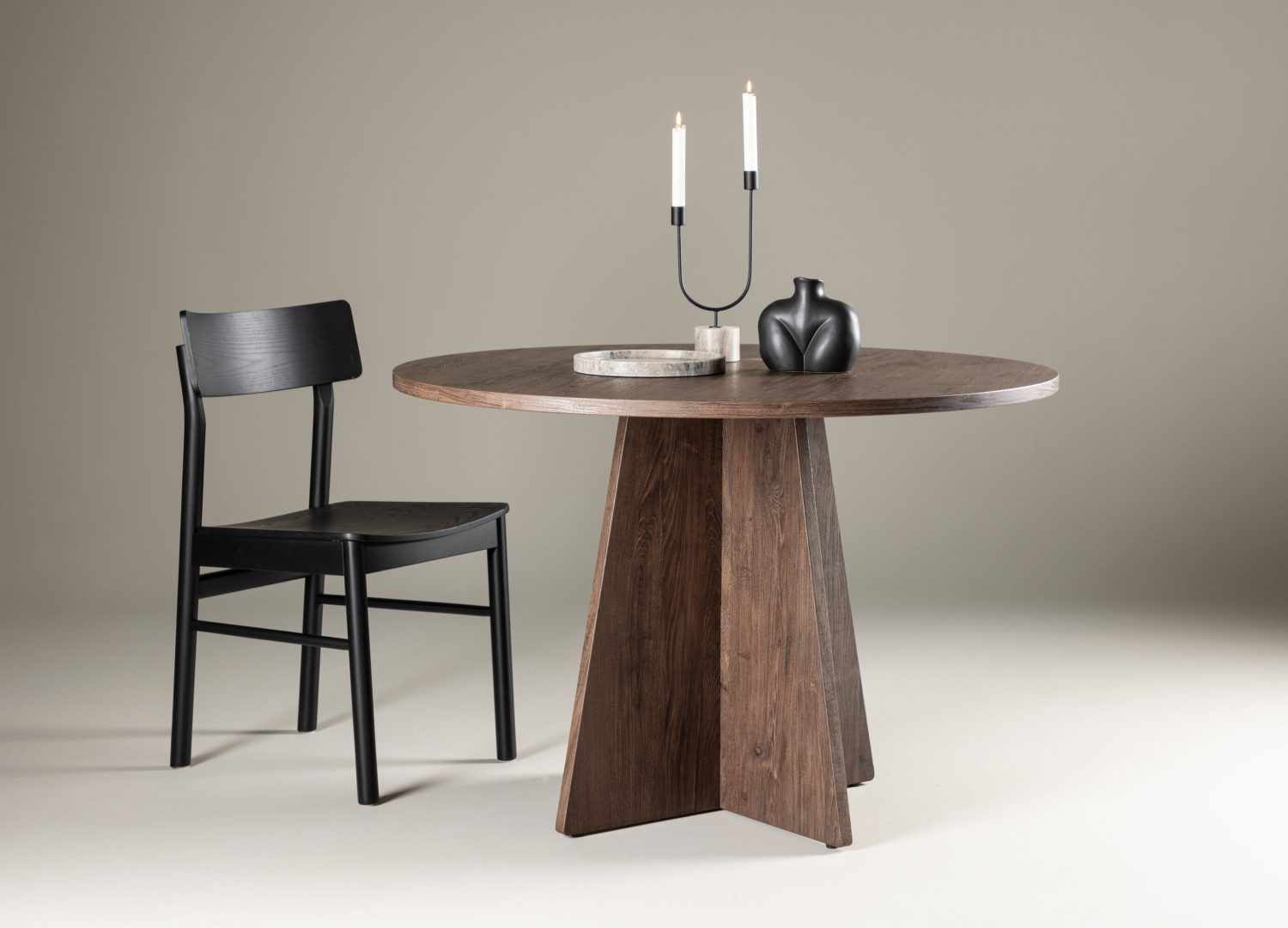 Table à manger ronde Bootcut moka mise en scène dans une salle à manger