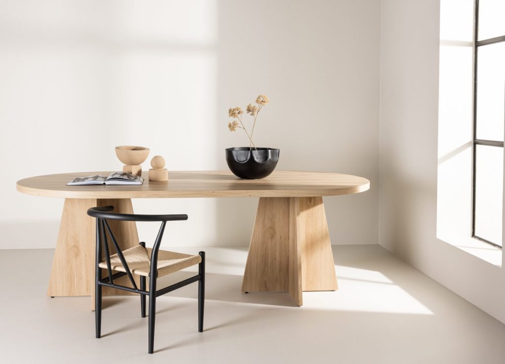 Table à manger ovale Bootcut naturel mise en scène dans une salle à manger