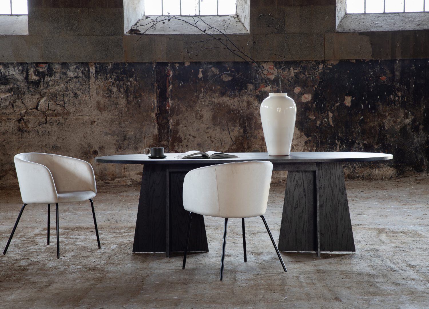 Table à manger ovale Bootcut noir mise en scène dans une salle à manger