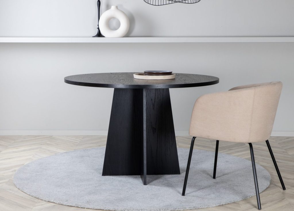 Table à manger ronde Bootcut noir mise en scène dans une salle à manger