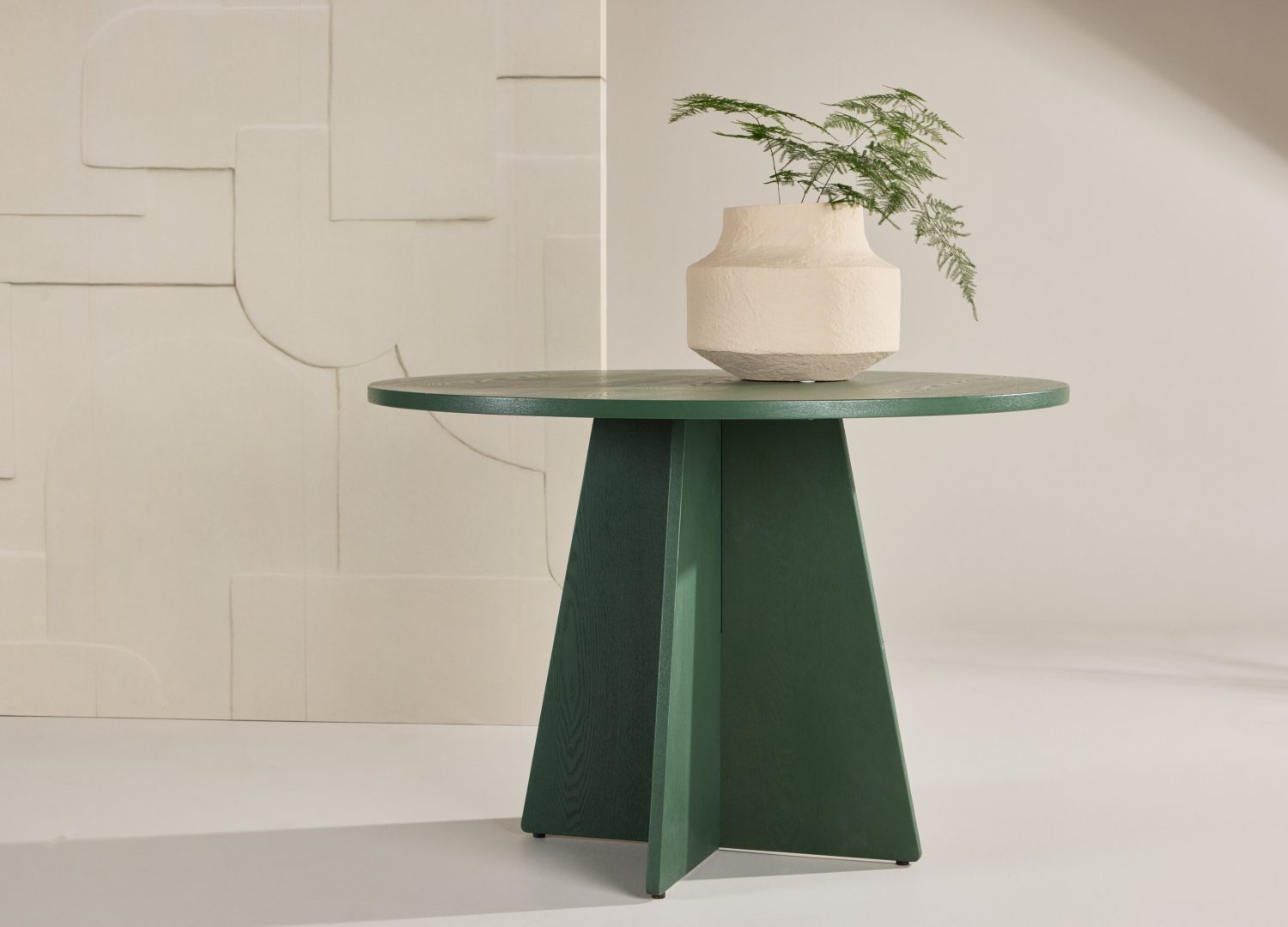 Table à manger ronde Bootcut vert mise en scène dans une salle à manger