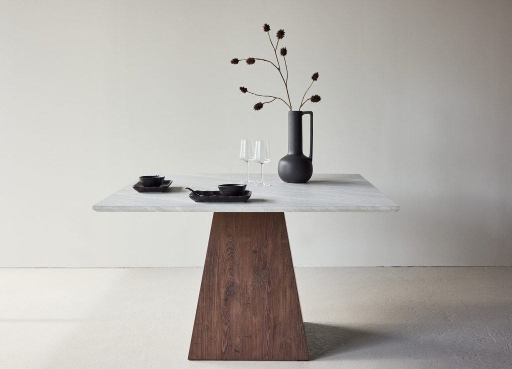 Table à manger rectangulaire Cael gris clair mise en scène dans une salle à manger