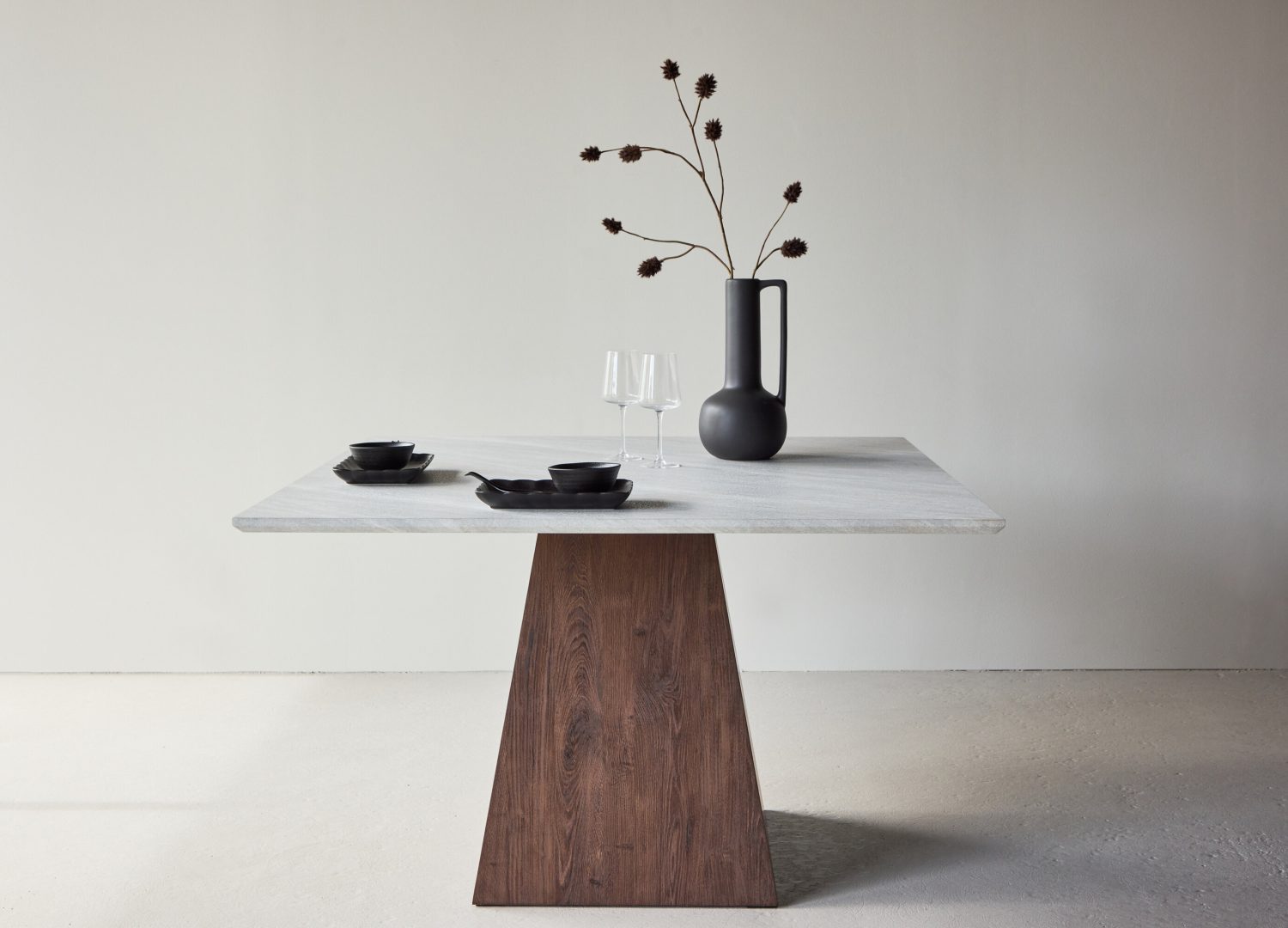 Table à manger rectangulaire Cael gris clair mise en scène dans une salle à manger