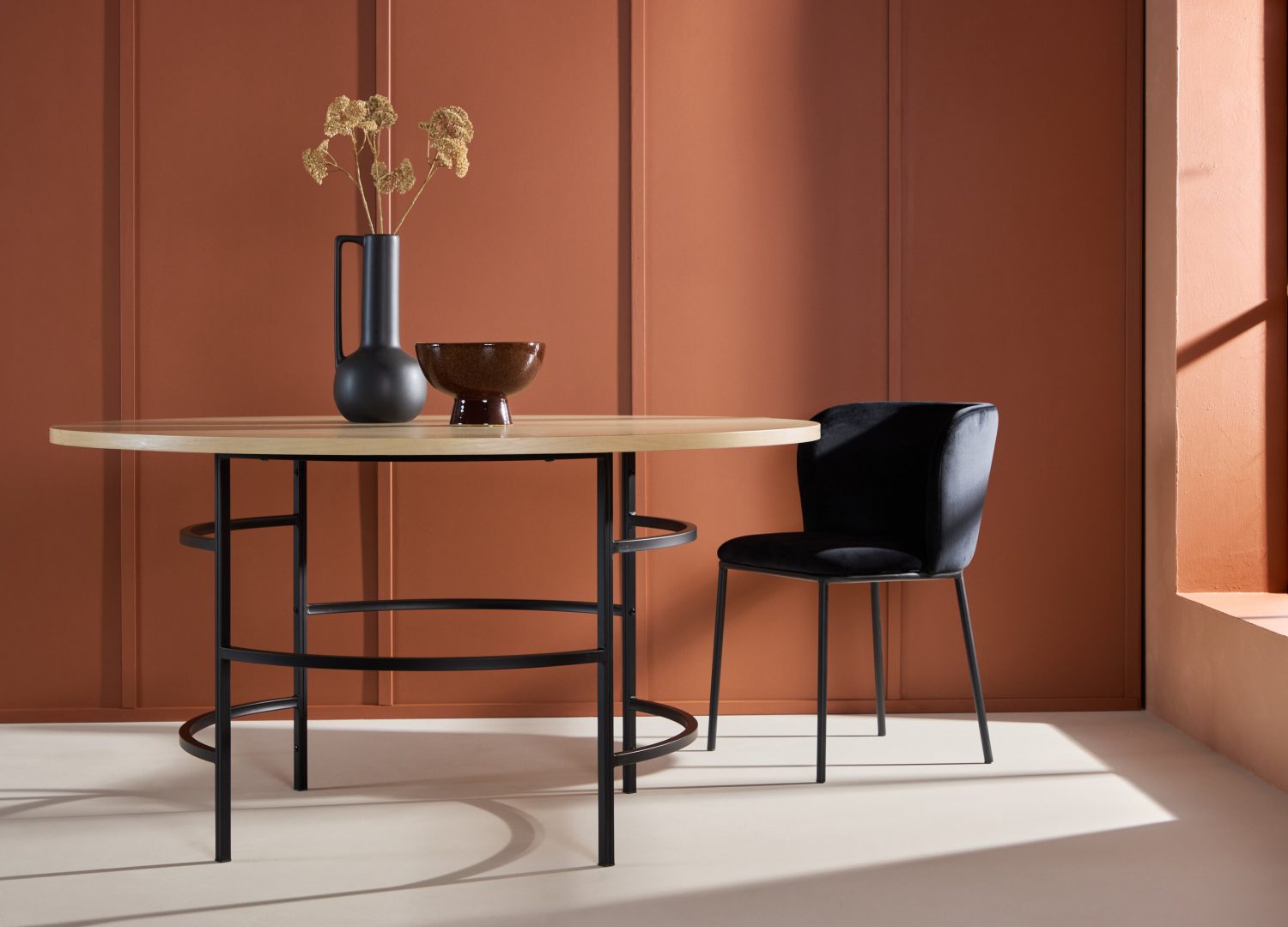 Table à manger ronde Copenhagen blanchi mise en scène dans une salle à manger