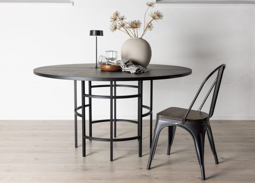 Table à manger ronde Copenhagen noir mise en scène dans une salle à manger