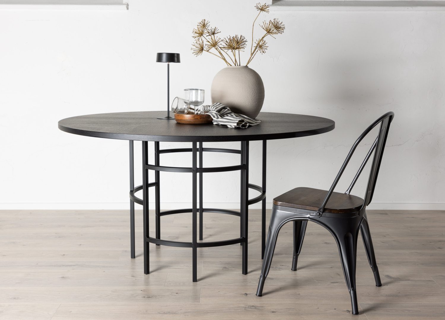 Table à manger ronde Copenhagen noir mise en scène dans une salle à manger