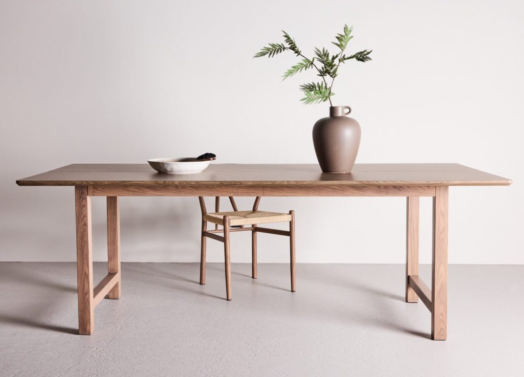Table à manger rectangulaire Count marron mise en scène dans une salle à manger