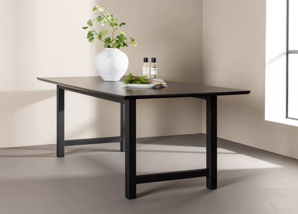 Table à manger rectangulaire Count noir mise en scène dans une salle à manger