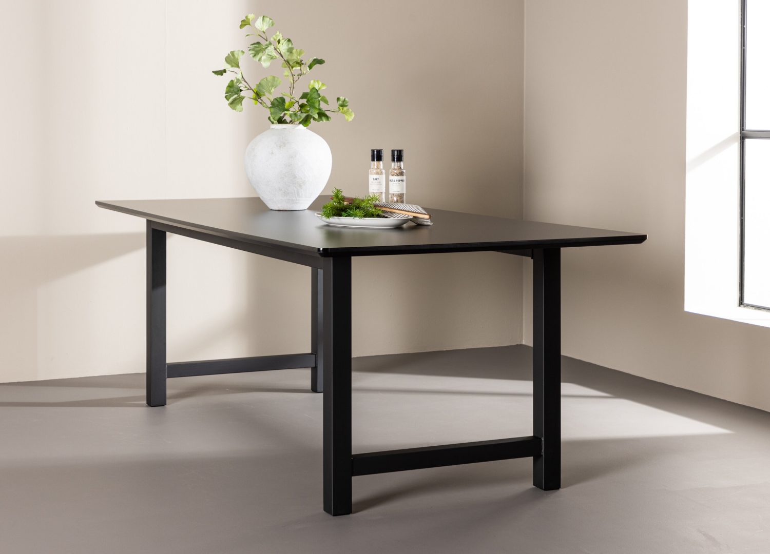 Table à manger rectangulaire Count noir mise en scène dans une salle à manger
