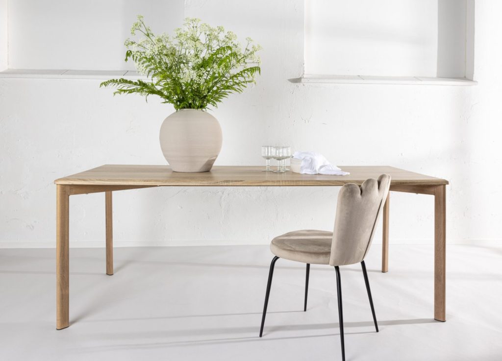 Table à manger rectangulaire Damon blanchi mise en scène dans une salle à manger