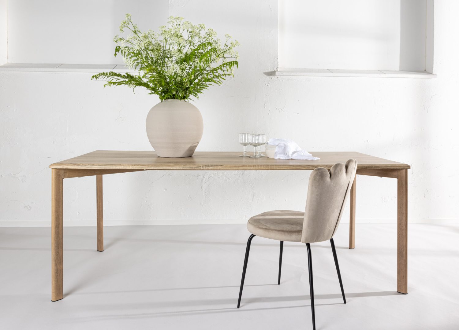 Table à manger rectangulaire Damon blanchi mise en scène dans une salle à manger