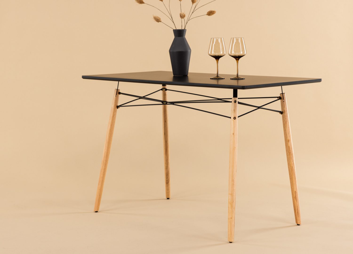 Table à manger rectangulaire Danburi noir mise en scène dans une salle à manger
