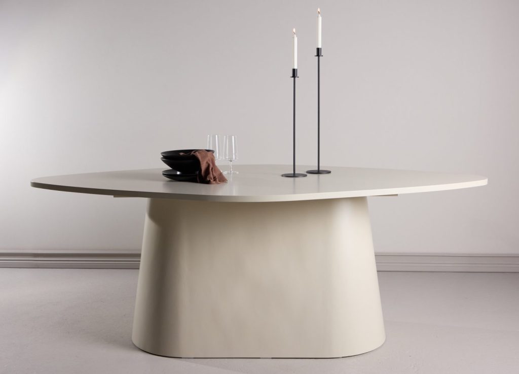 Table à manger ovale Diamond beige mise en scène dans une salle à manger