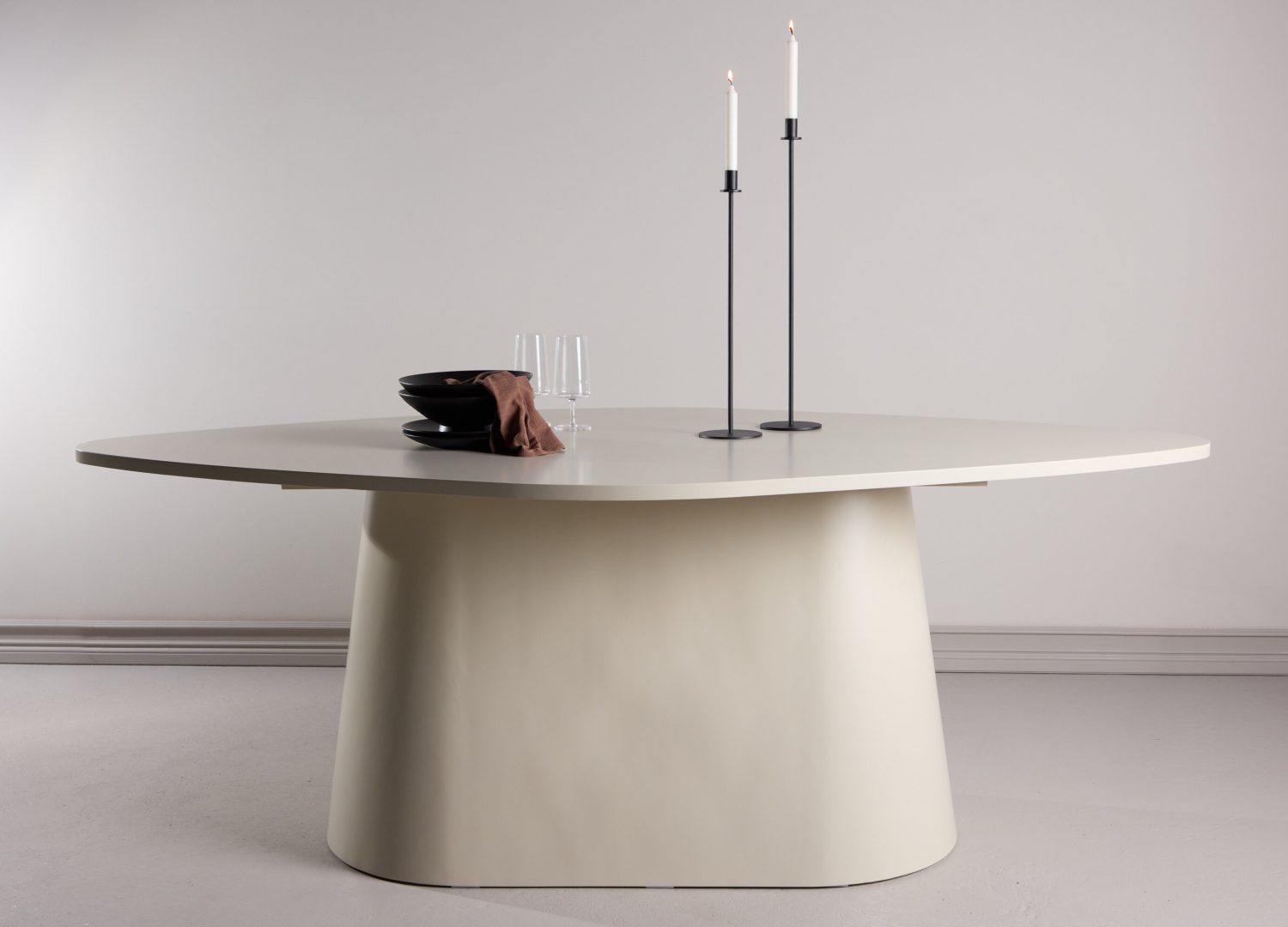 Table à manger ovale Diamond beige mise en scène dans une salle à manger