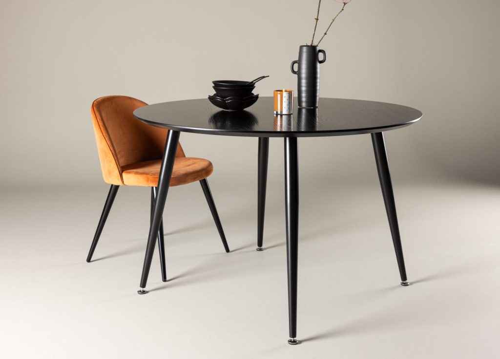 Table à manger ronde Dipp noir mise en scène dans une salle à manger