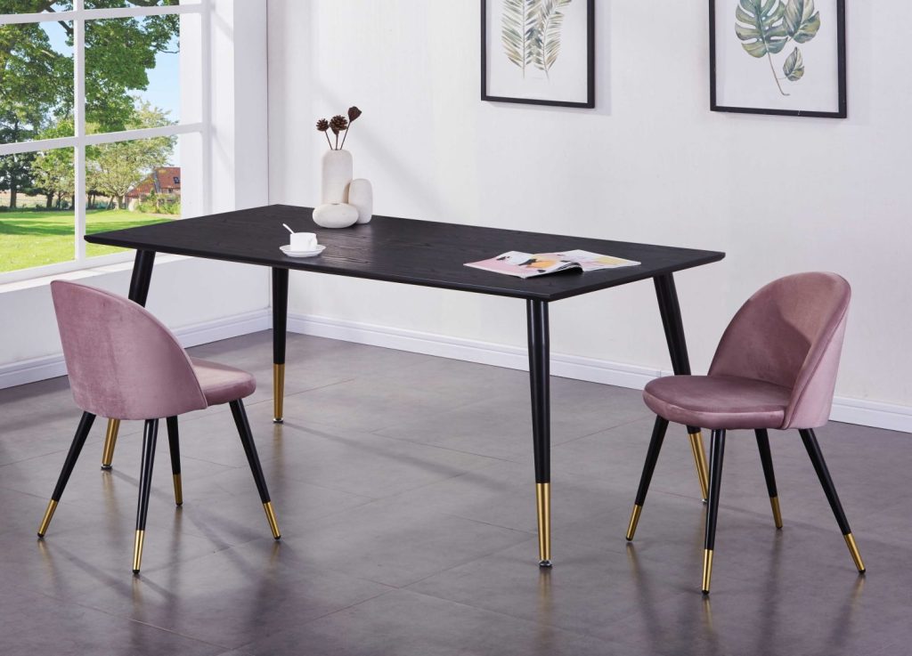 Table à manger rectangulaire Dipp noir mise en scène dans une salle à manger