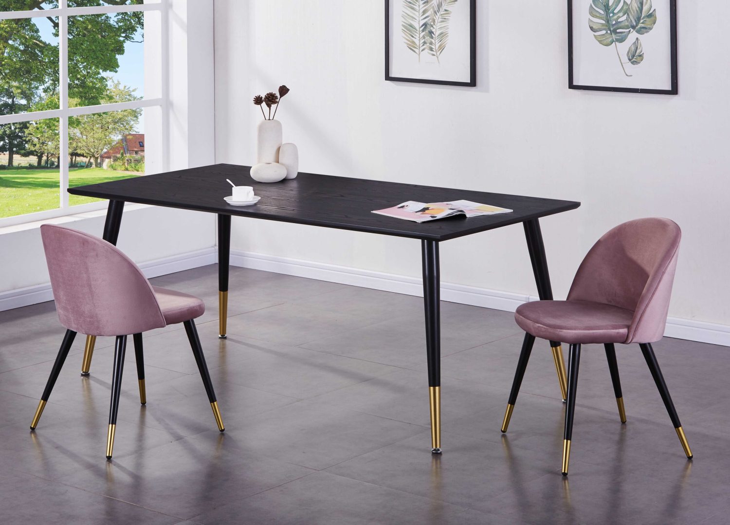 Table à manger rectangulaire Dipp noir mise en scène dans une salle à manger