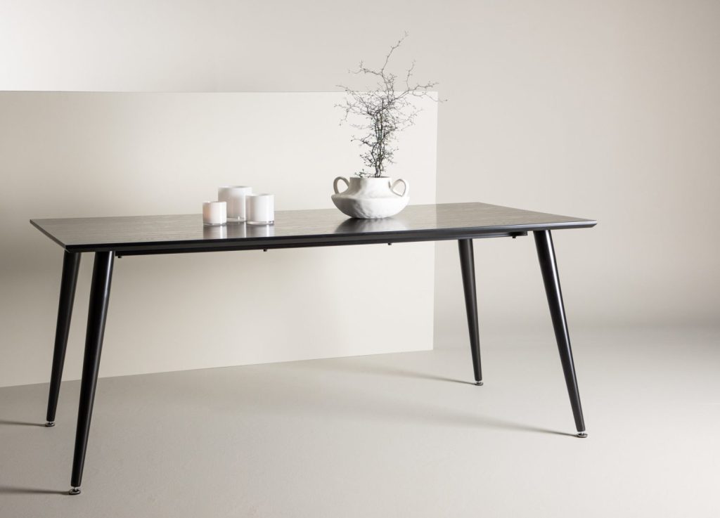 Table à manger rectangulaire Dipp noir mise en scène dans une salle à manger
