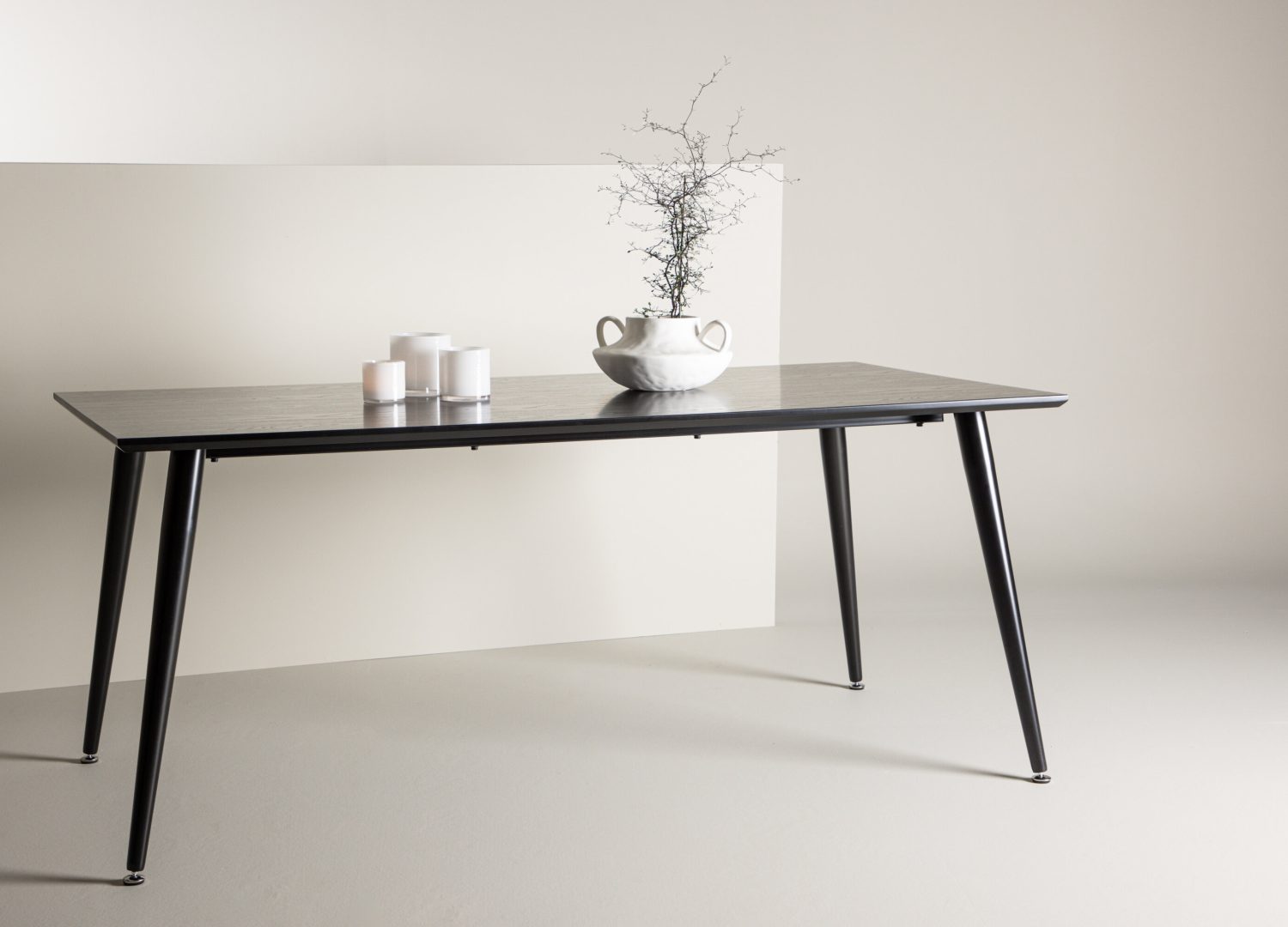 Table à manger rectangulaire Dipp noir mise en scène dans une salle à manger