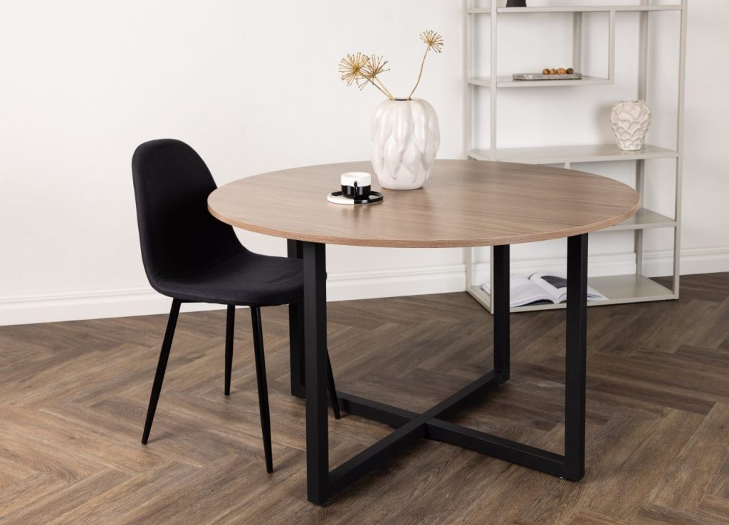 Table à manger ronde Durango noyer mise en scène dans une salle à manger