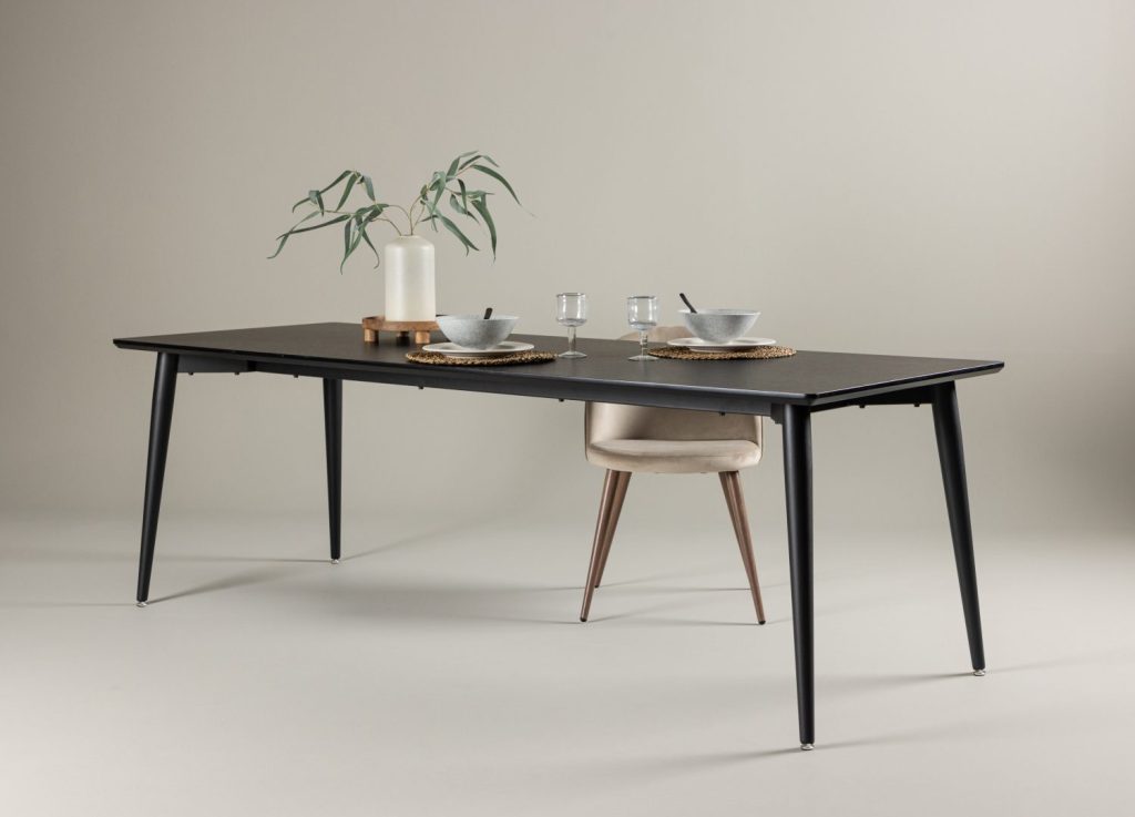 Table à manger rectangulaire Ellis noir mise en scène dans une salle à manger