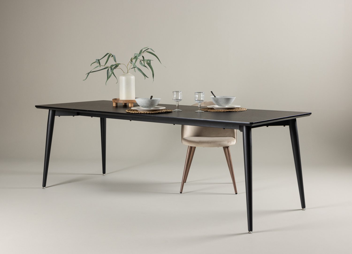 Table à manger rectangulaire Ellis noir mise en scène dans une salle à manger