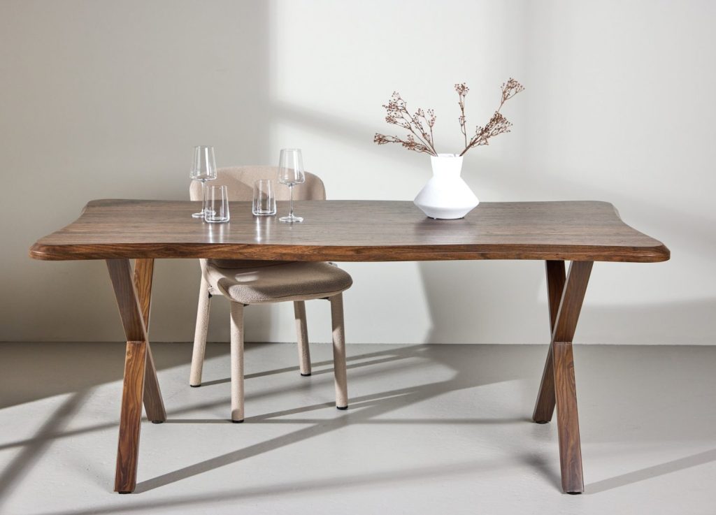 Table à manger rectangulaire Fiona noyer mise en scène dans une salle à manger