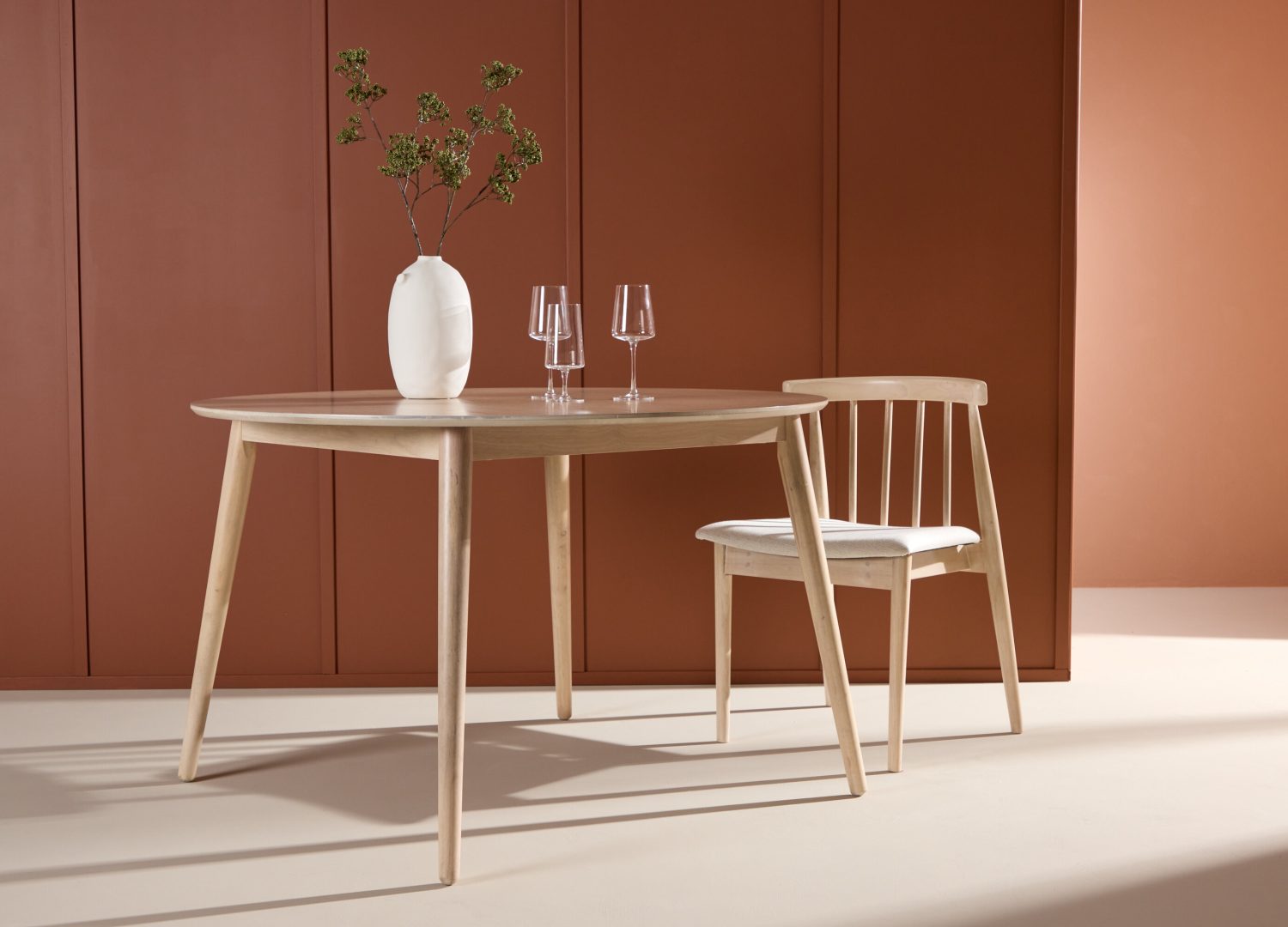 Table à manger ronde Flora blanchi mise en scène dans une salle à manger