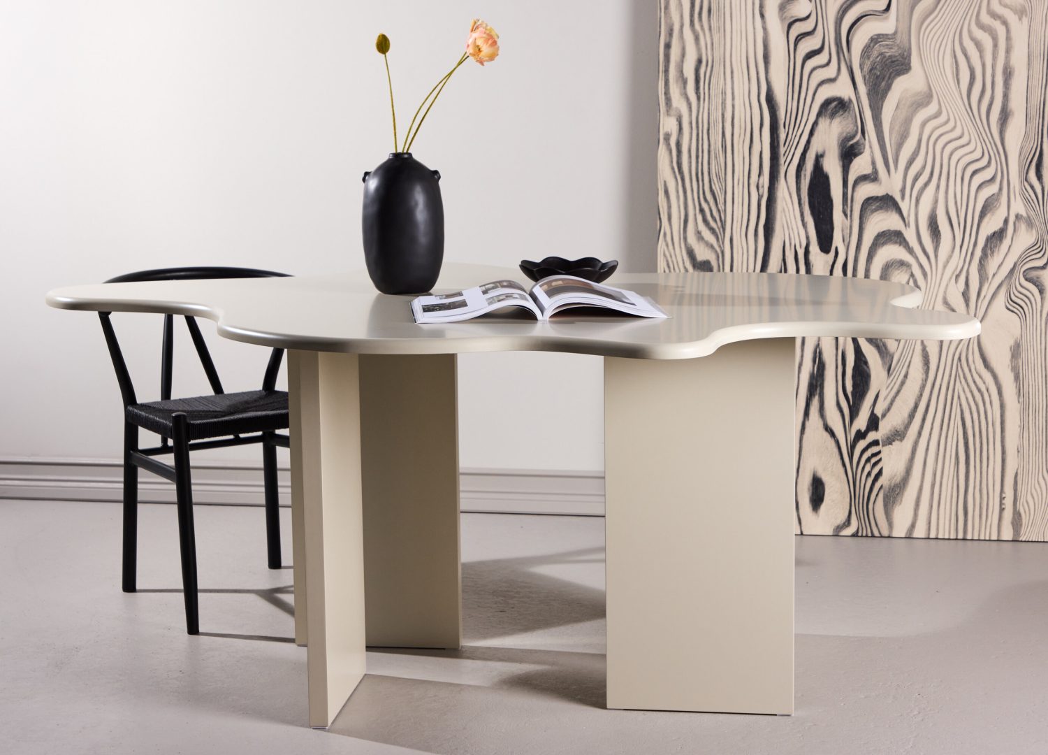 Table à manger ovale Flower beige mise en scène dans une salle à manger