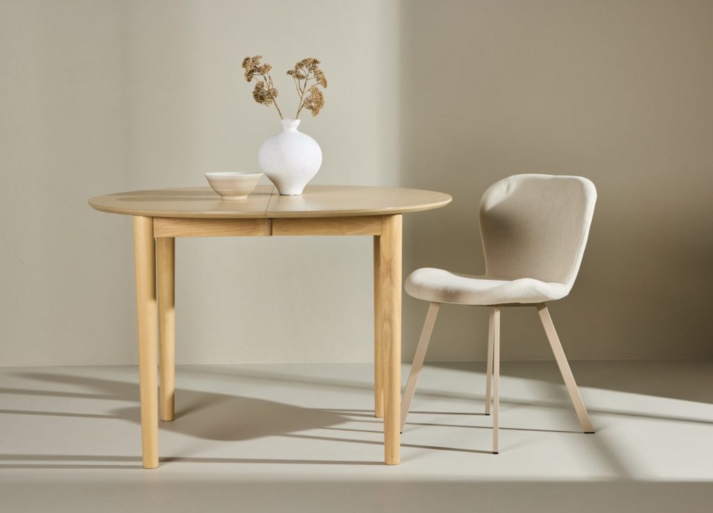 Table à manger ronde Gilda blanchi mise en scène dans une salle à manger
