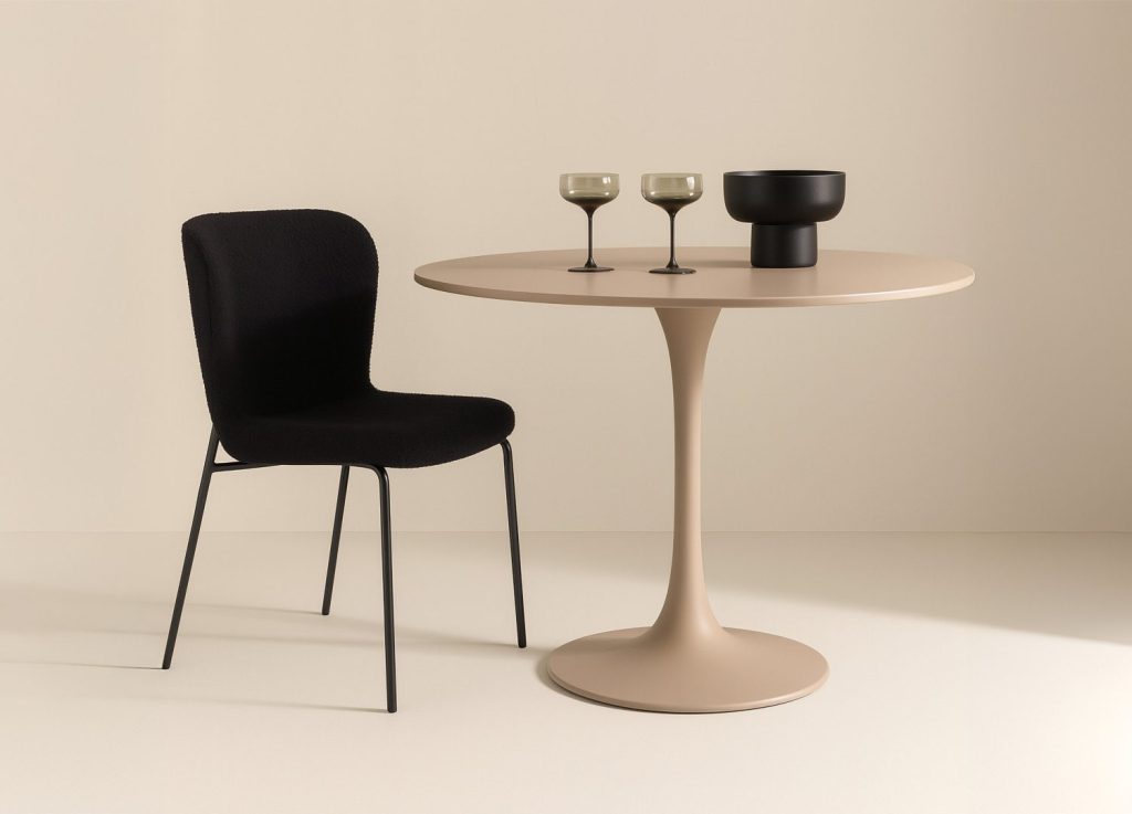 Table à manger ronde Glade beige mise en scène dans une salle à manger