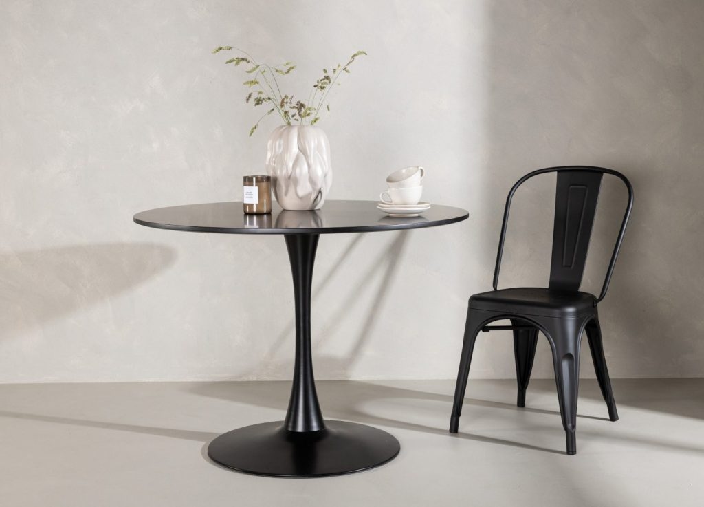 Table à manger ronde Glade noir mise en scène dans une salle à manger