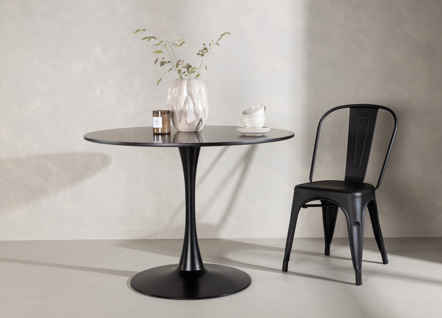 Table à manger ronde Glade noir mise en scène dans une salle à manger