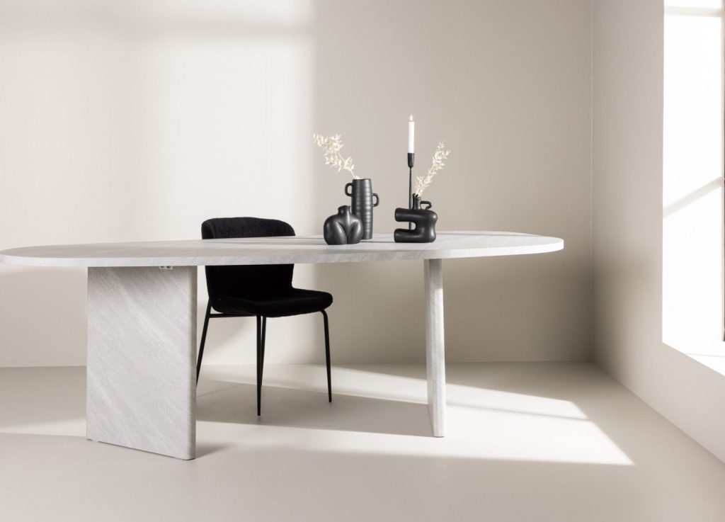 Table à manger ovale Grönvik blanc mise en scène dans une salle à manger