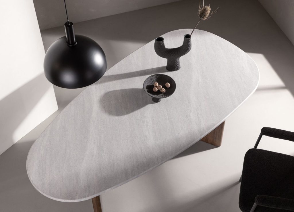 Table à manger ovale Grönvik gris clair mise en scène dans une salle à manger
