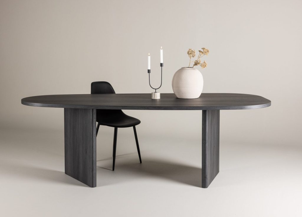 Table à manger ovale Grönvik noir mise en scène dans une salle à manger