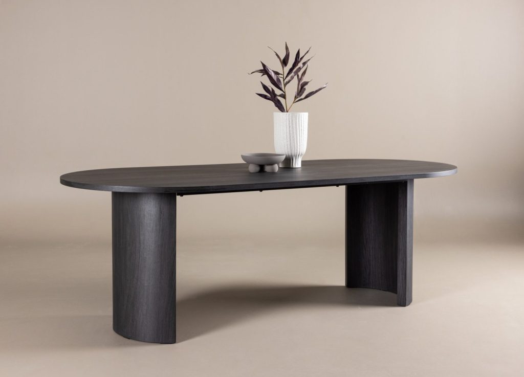 Table à manger rectangulaire Grundsund noir mise en scène dans une salle à manger
