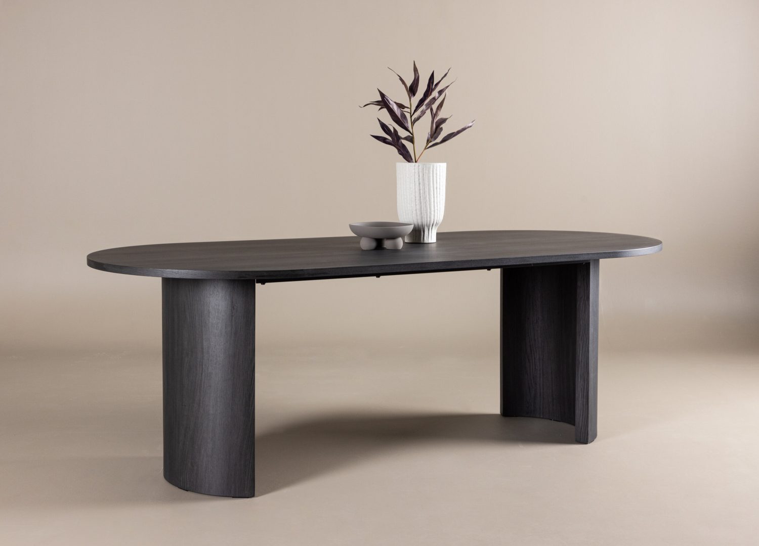 Table à manger rectangulaire Grundsund noir mise en scène dans une salle à manger