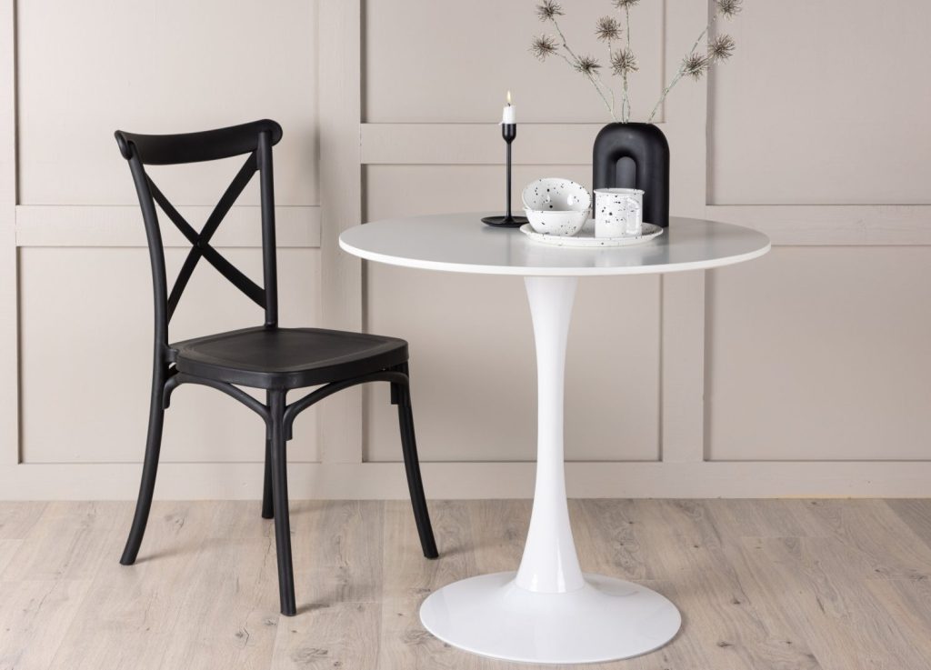 Table à manger ronde Hamden blanc mise en scène dans une salle à manger
