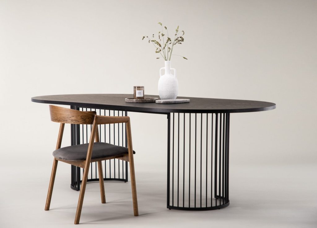 Table à manger ovale Hamneskär noir mise en scène dans une salle à manger